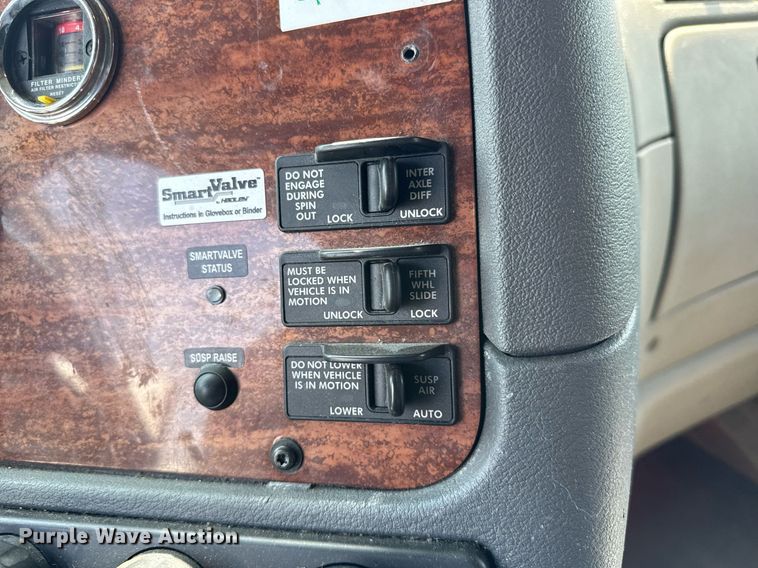 image for item EG6353 2016 Freightliner Cascadia semi truck