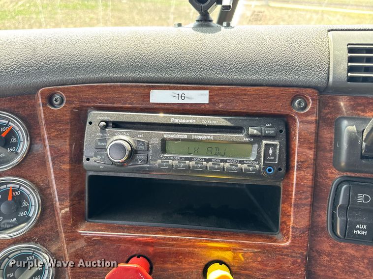 image for item EG6353 2016 Freightliner Cascadia semi truck