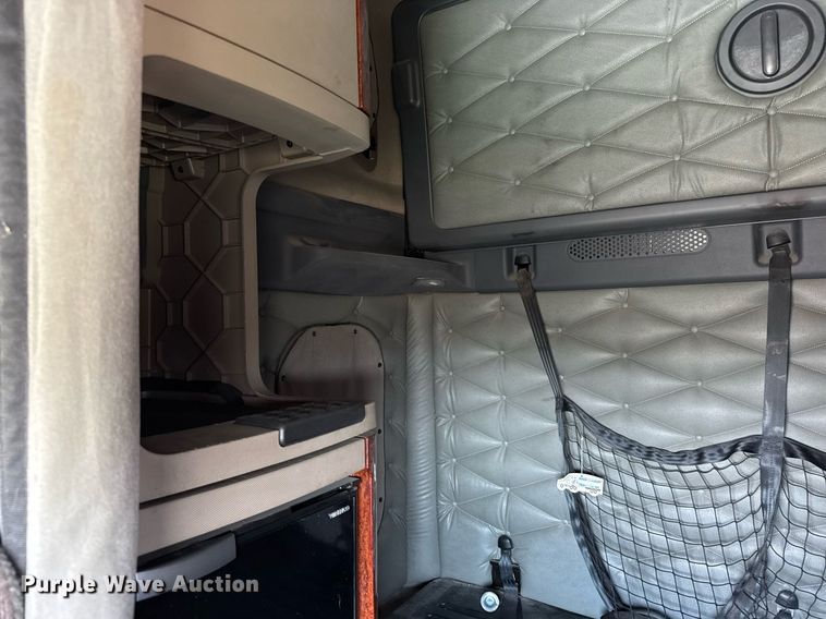 image for item EG6353 2016 Freightliner Cascadia semi truck