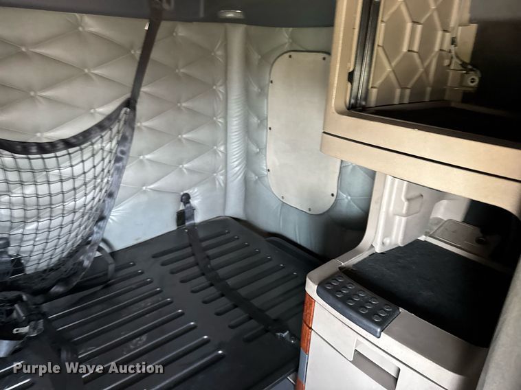 image for item EG6353 2016 Freightliner Cascadia semi truck