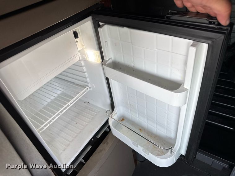 image for item EG6353 2016 Freightliner Cascadia semi truck