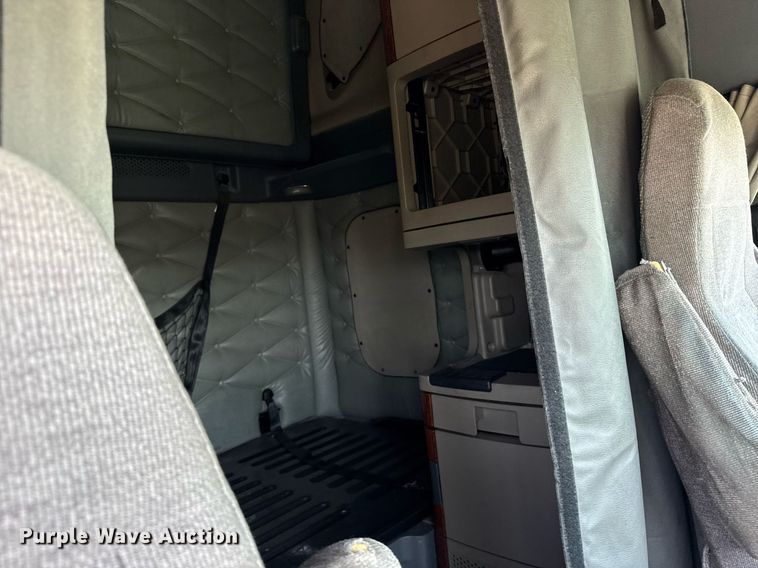 image for item EG6353 2016 Freightliner Cascadia semi truck