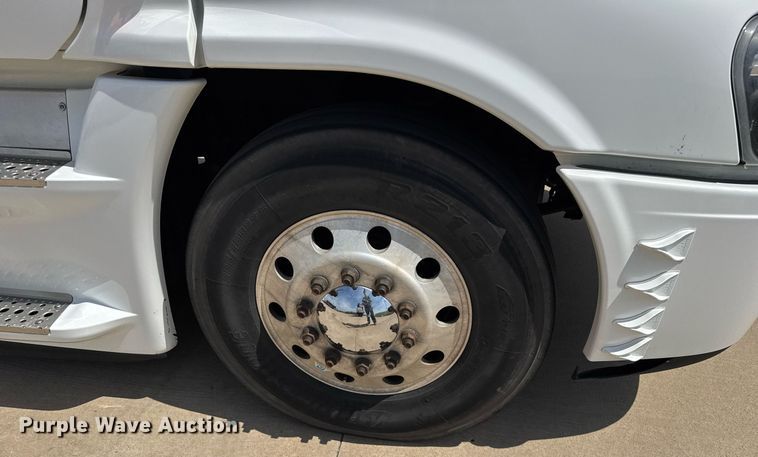 image for item EG6353 2016 Freightliner Cascadia semi truck