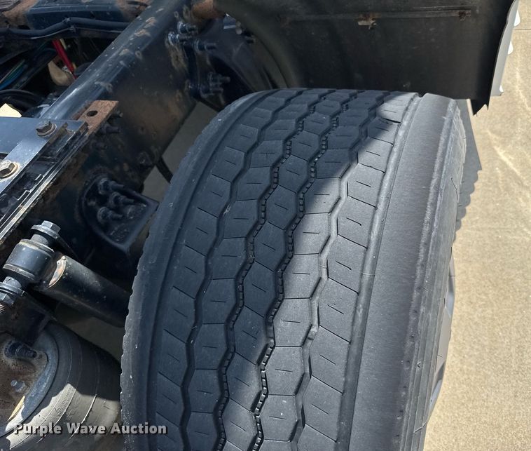 image for item EG6353 2016 Freightliner Cascadia semi truck