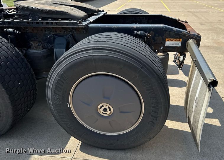 image for item EG6353 2016 Freightliner Cascadia semi truck