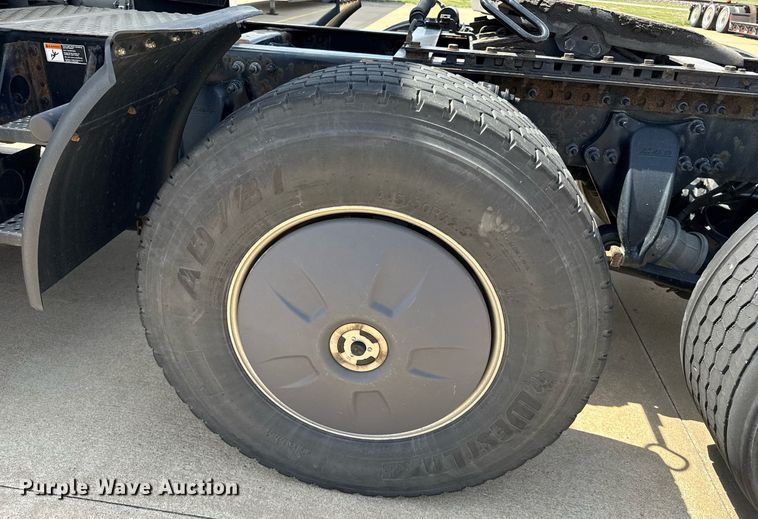 image for item EG6353 2016 Freightliner Cascadia semi truck