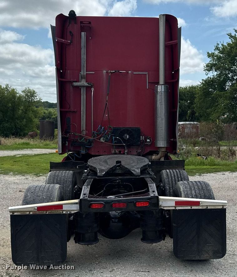 image for item EM2159 2005 Freightliner Columbia semi truck