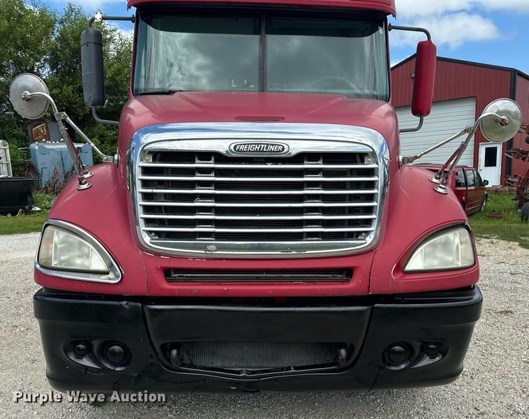 image for item EM2159 2005 Freightliner Columbia semi truck