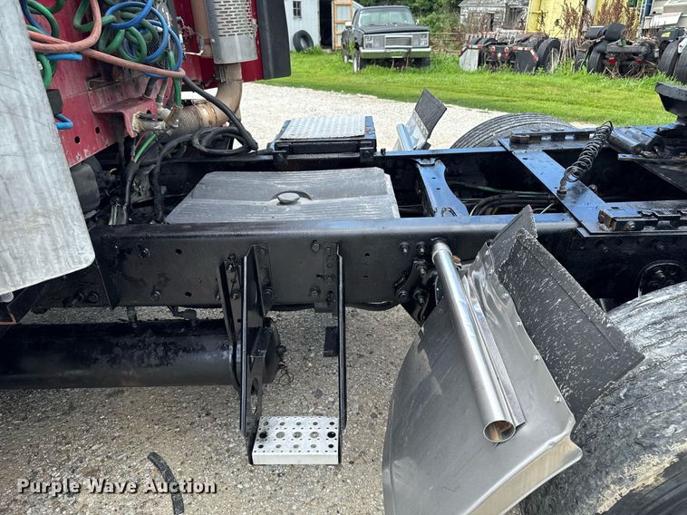 image for item EM2159 2005 Freightliner Columbia semi truck