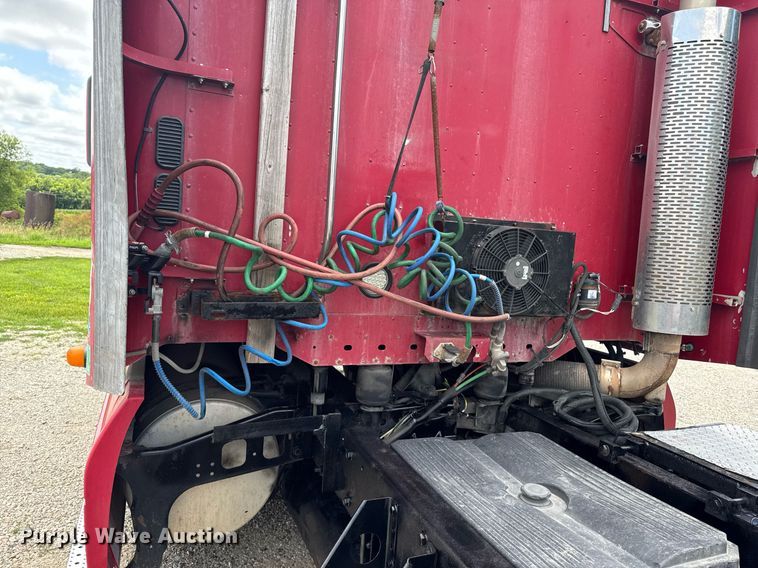 image for item EM2159 2005 Freightliner Columbia semi truck