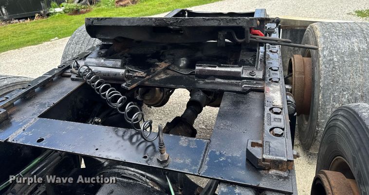 image for item EM2159 2005 Freightliner Columbia semi truck