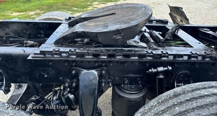 image for item EM2159 2005 Freightliner Columbia semi truck