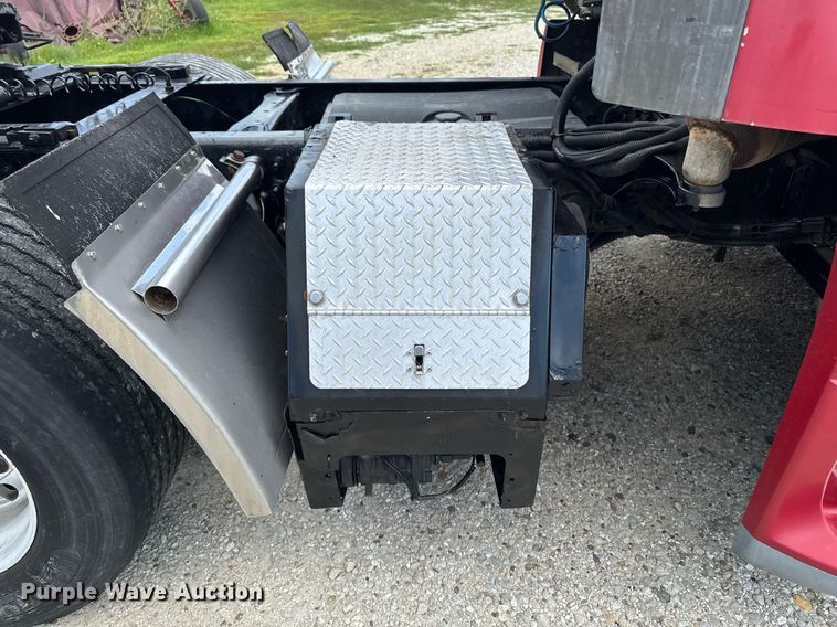 image for item EM2159 2005 Freightliner Columbia semi truck