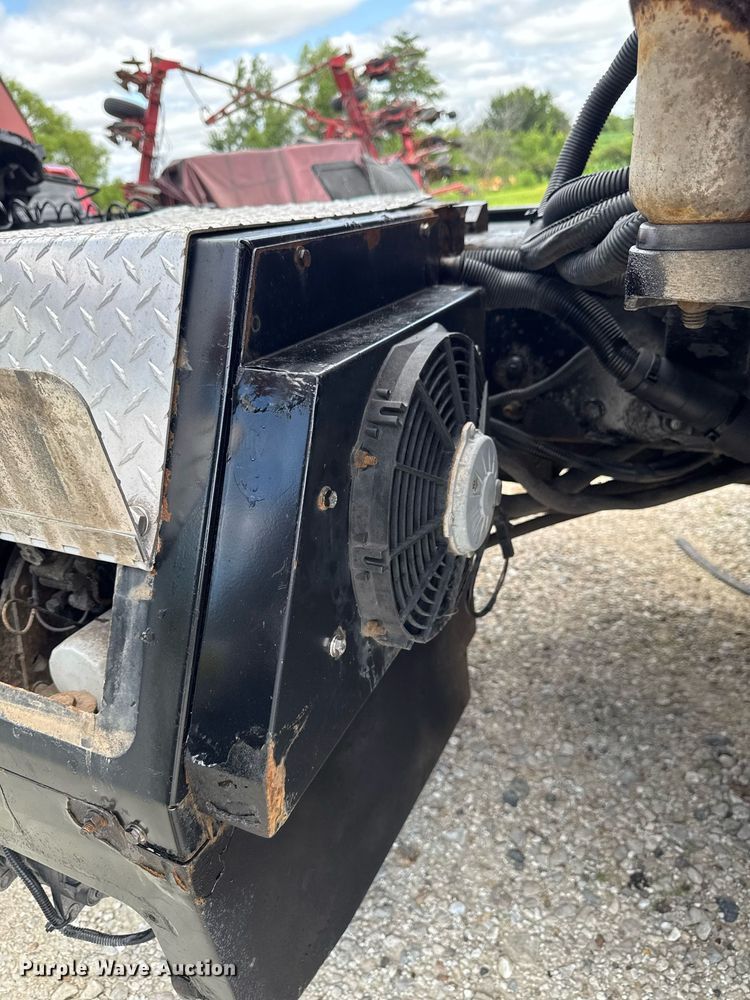 image for item EM2159 2005 Freightliner Columbia semi truck