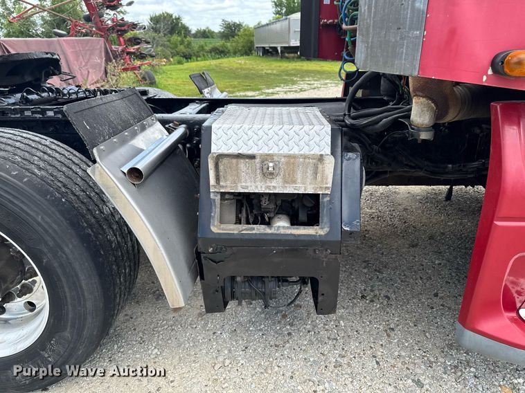 image for item EM2159 2005 Freightliner Columbia semi truck