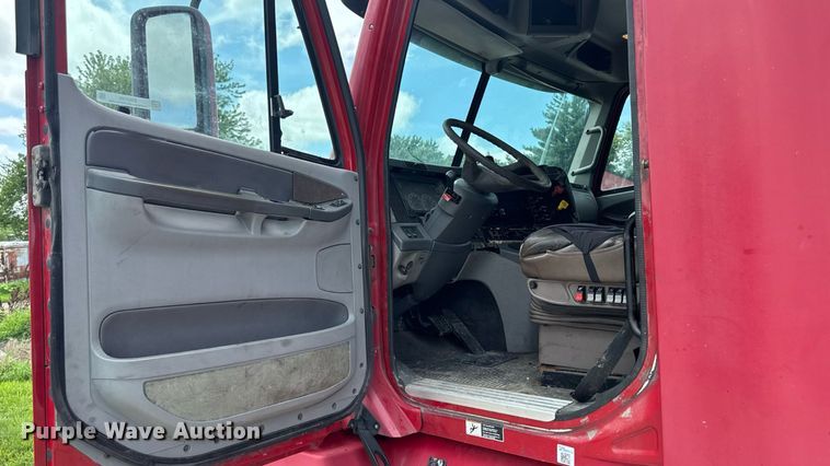 image for item EM2159 2005 Freightliner Columbia semi truck