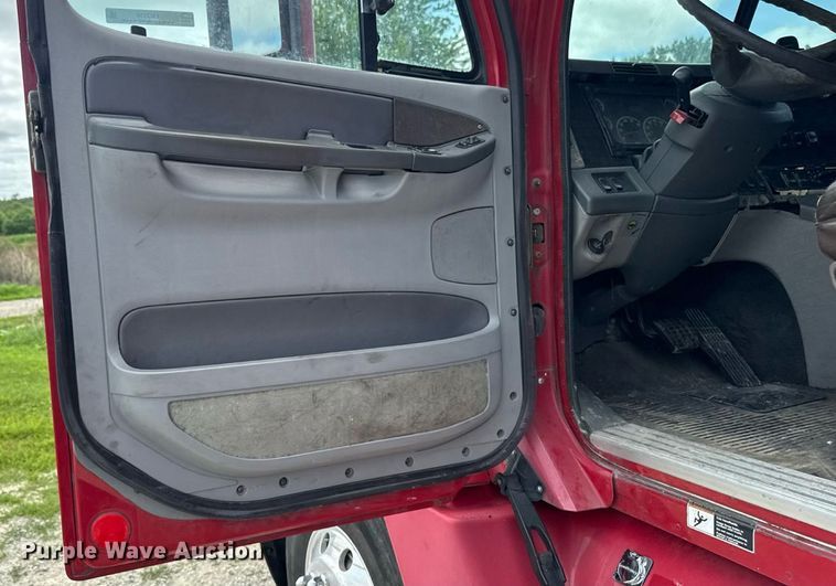 image for item EM2159 2005 Freightliner Columbia semi truck