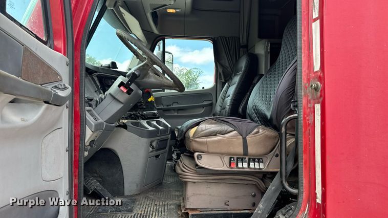 image for item EM2159 2005 Freightliner Columbia semi truck