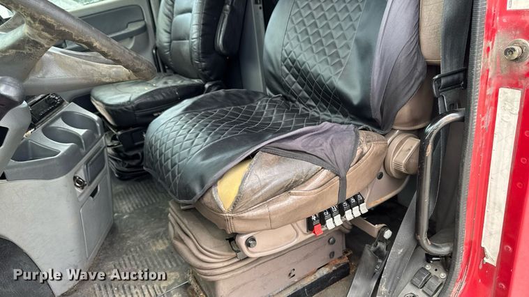 image for item EM2159 2005 Freightliner Columbia semi truck