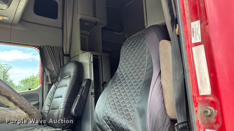 image for item EM2159 2005 Freightliner Columbia semi truck