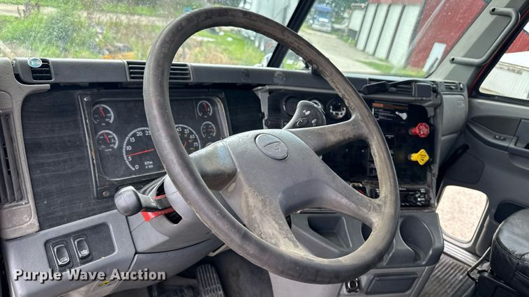 image for item EM2159 2005 Freightliner Columbia semi truck