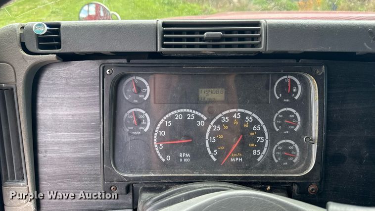 image for item EM2159 2005 Freightliner Columbia semi truck