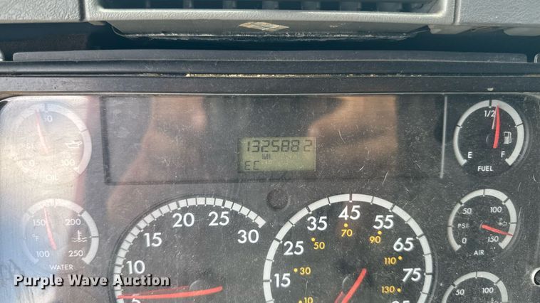 image for item EM2159 2005 Freightliner Columbia semi truck