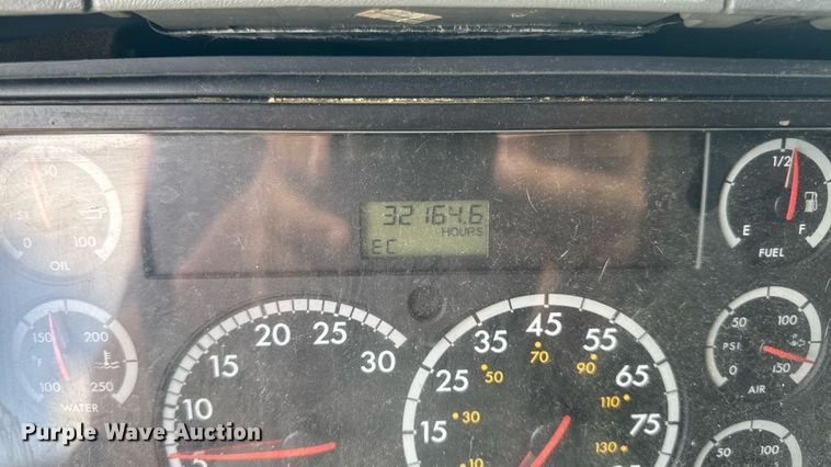 image for item EM2159 2005 Freightliner Columbia semi truck