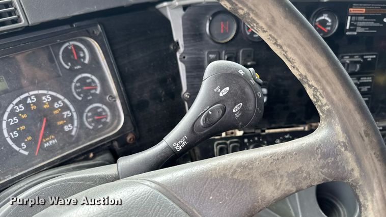 image for item EM2159 2005 Freightliner Columbia semi truck