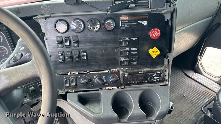 image for item EM2159 2005 Freightliner Columbia semi truck