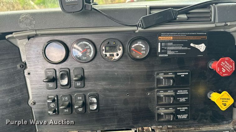 image for item EM2159 2005 Freightliner Columbia semi truck