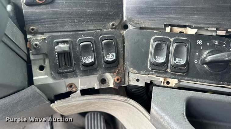 image for item EM2159 2005 Freightliner Columbia semi truck