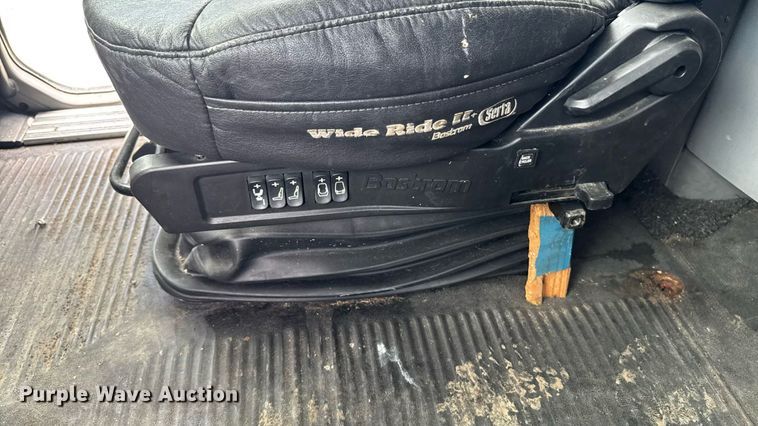 image for item EM2159 2005 Freightliner Columbia semi truck