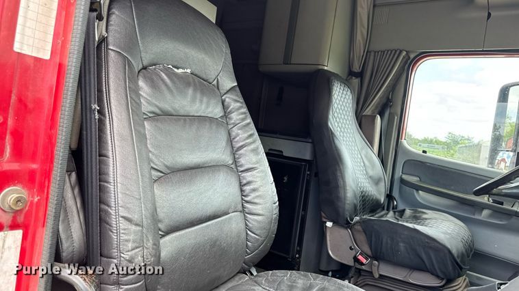 image for item EM2159 2005 Freightliner Columbia semi truck