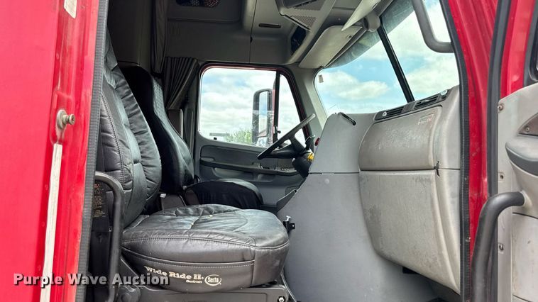 image for item EM2159 2005 Freightliner Columbia semi truck