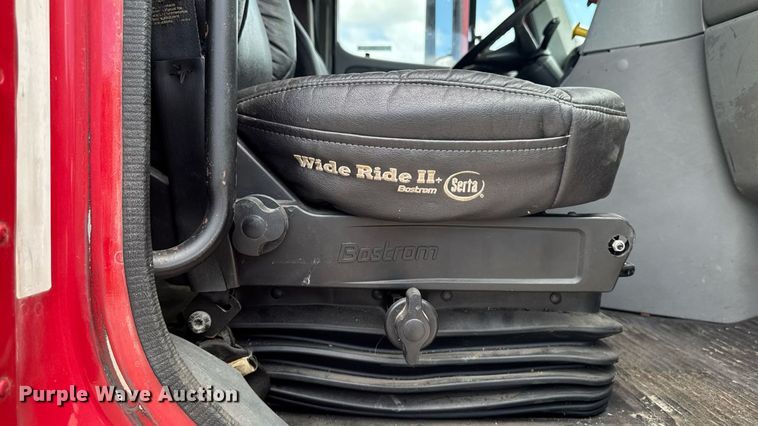 image for item EM2159 2005 Freightliner Columbia semi truck