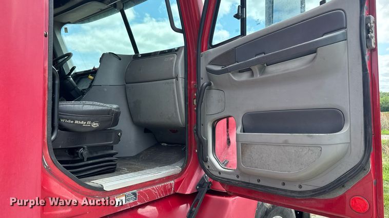 image for item EM2159 2005 Freightliner Columbia semi truck