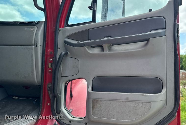 image for item EM2159 2005 Freightliner Columbia semi truck