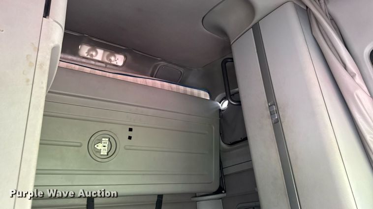 image for item EM2159 2005 Freightliner Columbia semi truck