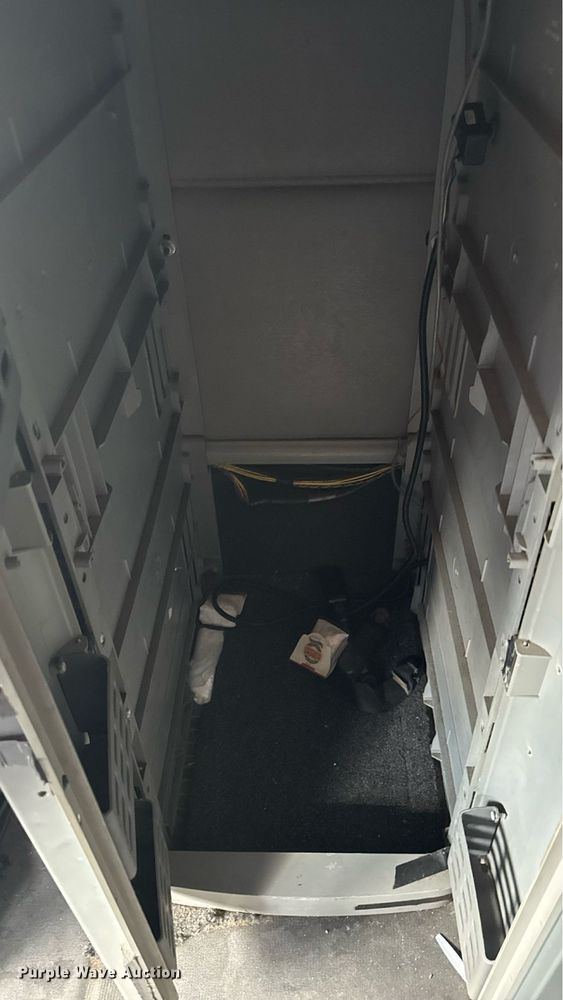 image for item EM2159 2005 Freightliner Columbia semi truck