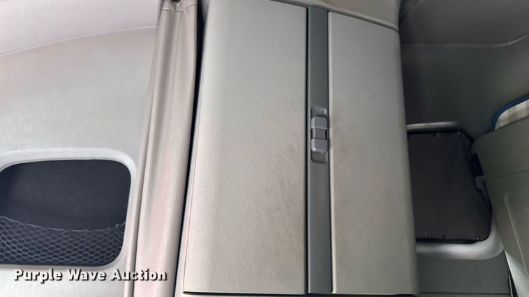 image for item EM2159 2005 Freightliner Columbia semi truck