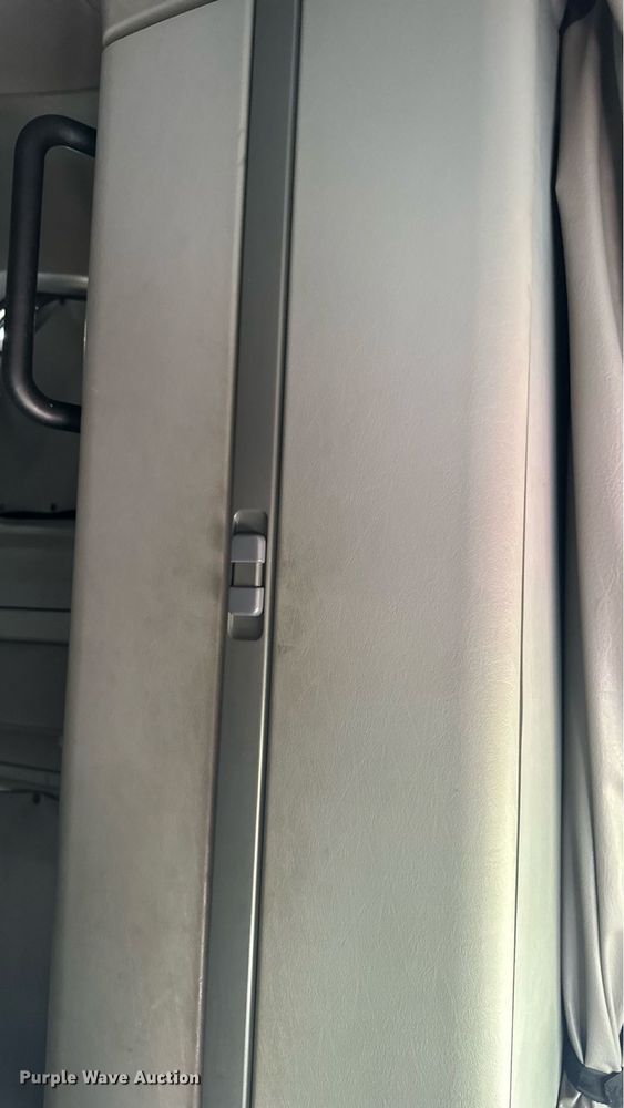 image for item EM2159 2005 Freightliner Columbia semi truck