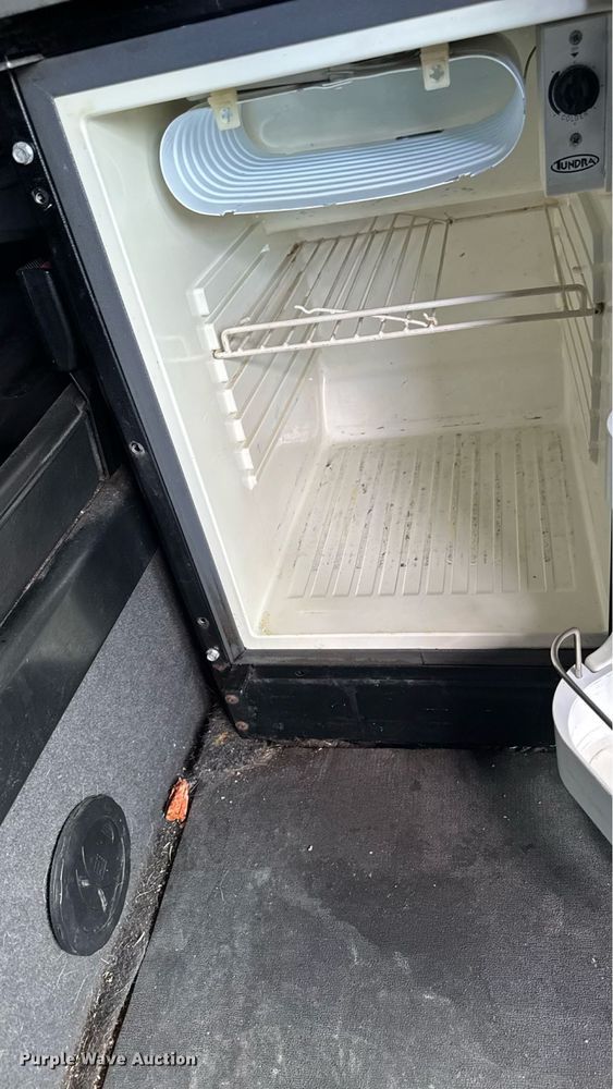 image for item EM2159 2005 Freightliner Columbia semi truck