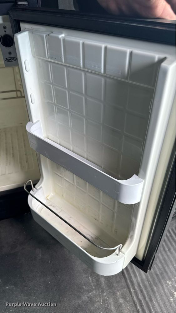 image for item EM2159 2005 Freightliner Columbia semi truck