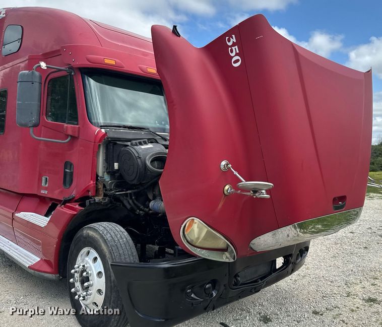 image for item EM2159 2005 Freightliner Columbia semi truck