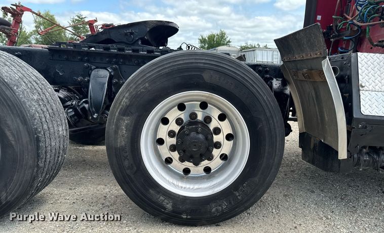 image for item EM2159 2005 Freightliner Columbia semi truck