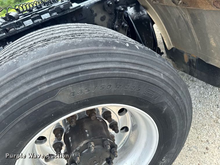 image for item EM2159 2005 Freightliner Columbia semi truck