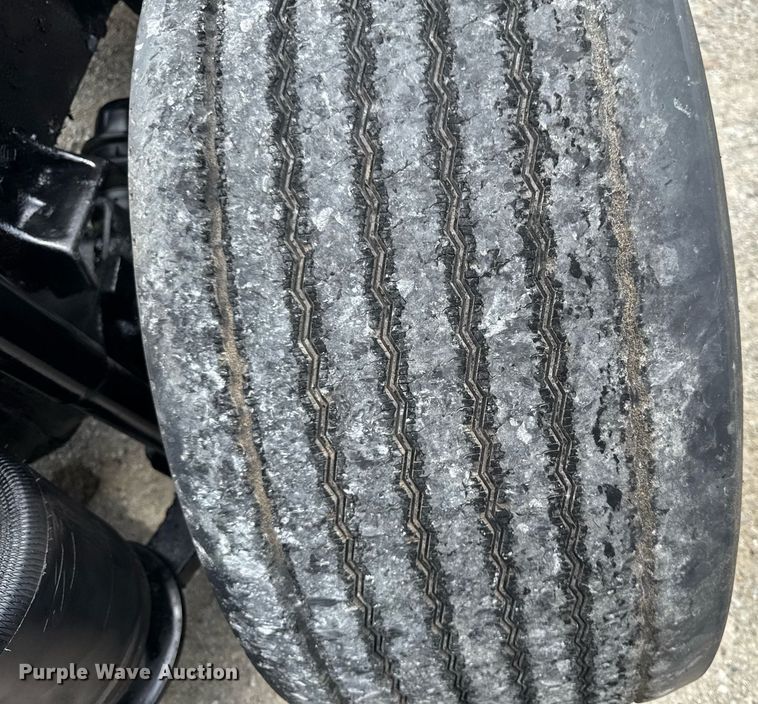 image for item EM2159 2005 Freightliner Columbia semi truck