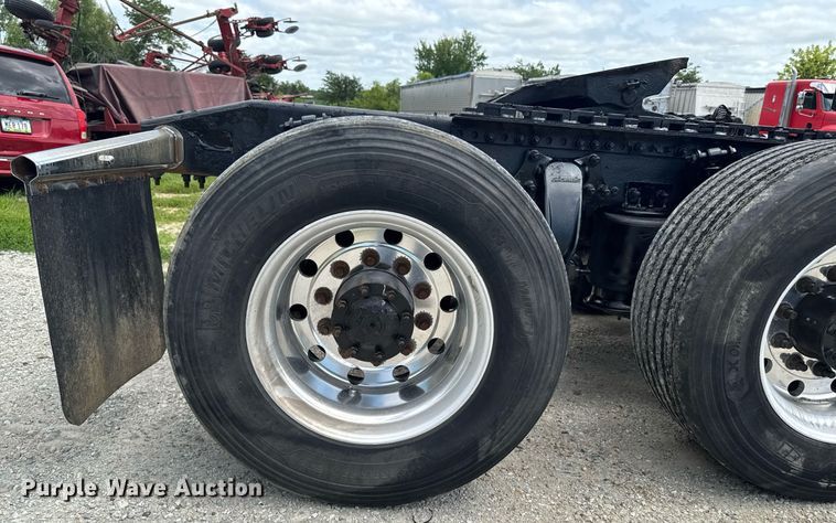 image for item EM2159 2005 Freightliner Columbia semi truck