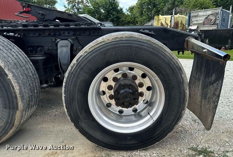 image for item EM2159 2005 Freightliner Columbia semi truck